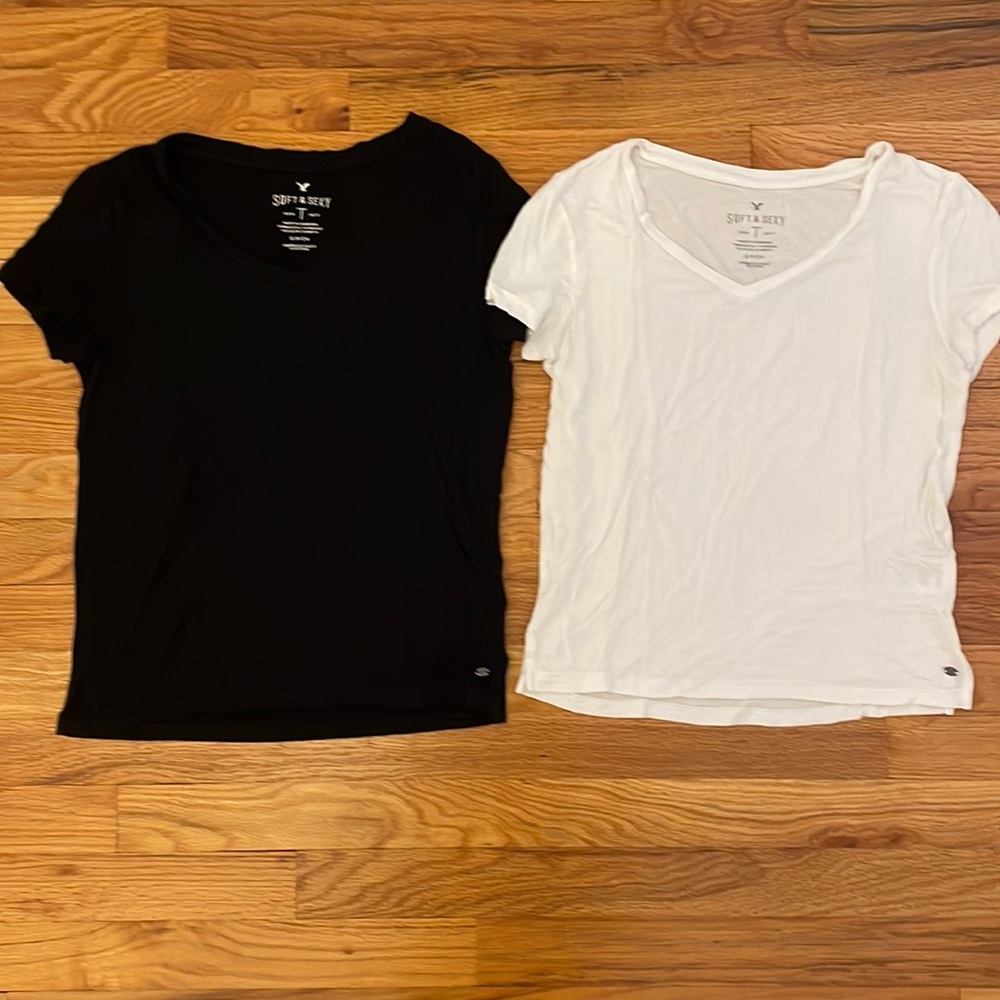 2 American Eagle soft and sexy cropped v-neck t-shirts black white size small